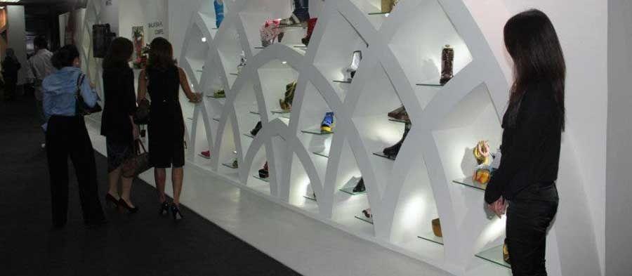 Artistas listos para exhibición de zapatos la próxima semana
