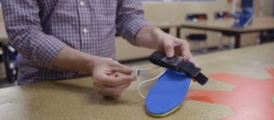 通过行走蓄电为手机户外充电的鞋垫